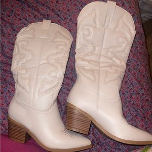 NWOT Cream Cowgirl Boots